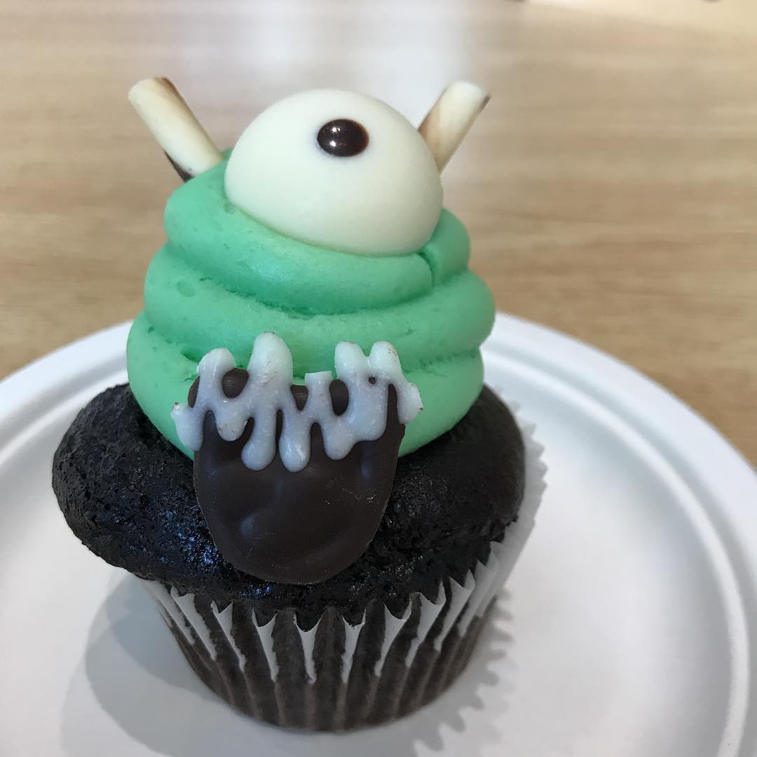 Cupcake with green frosting and a large eye on top.